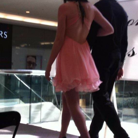 Flowy over the shoulder dress - Picture 4 of 4